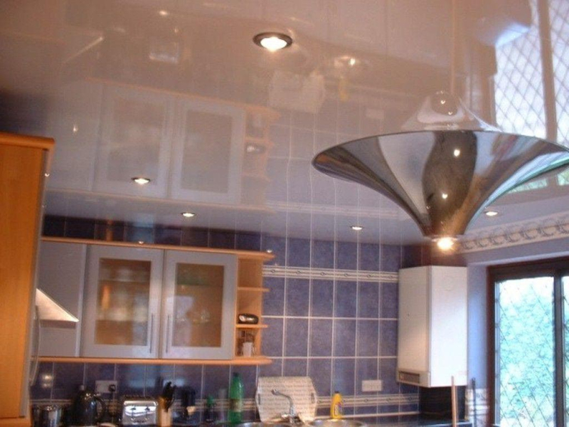 Освещение на кухне с натяжным потолком. Как выбрать лучший вариант