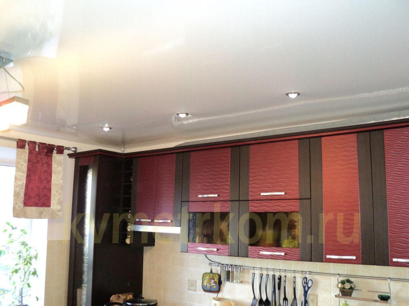 Освещение на кухне с натяжным потолком. Как выбрать лучший вариант