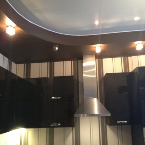 Освещение на кухне с натяжным потолком. Как выбрать лучший вариант