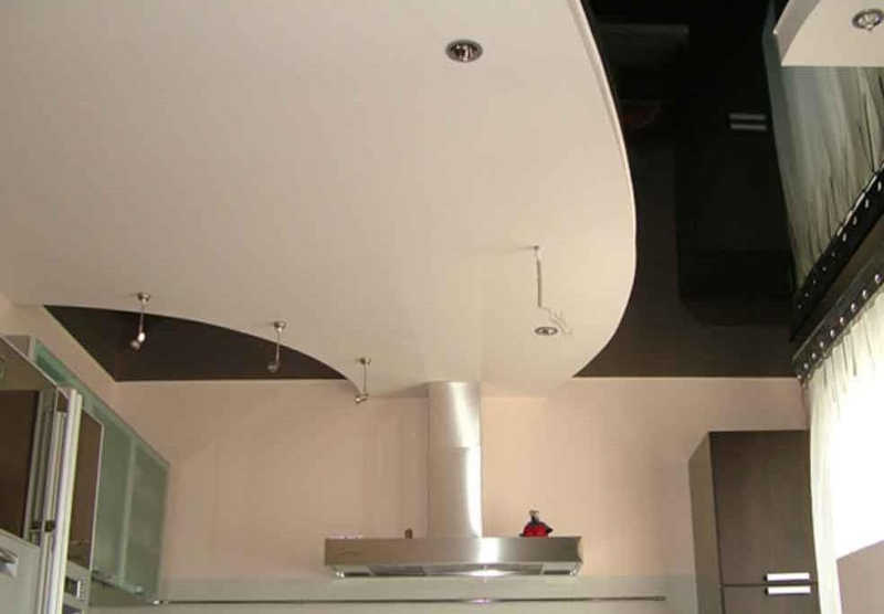 Освещение на кухне с натяжным потолком. Как выбрать лучший вариант