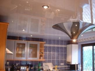 Освещение на кухне с натяжным потолком. Как выбрать лучший вариант