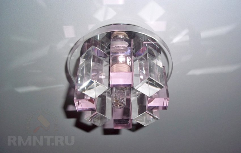 Освещение натяжных потолков: выбор и монтаж светильников