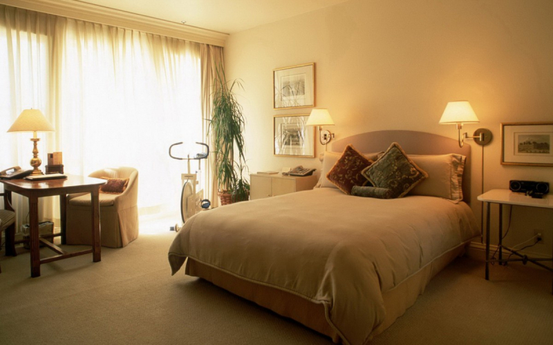 Освещение в интерьере спальни, варианты для мансардной, маленькой и большой комнаты, дизайн и примеры точечного освещения