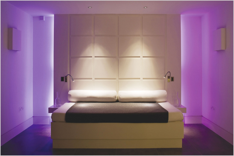 Освещение в интерьере спальни, варианты для мансардной, маленькой и большой комнаты, дизайн и примеры точечного освещения