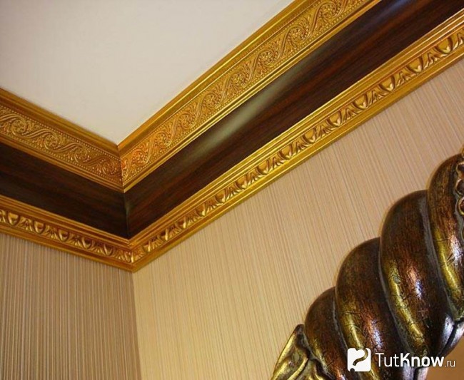 Покраска потолочного плинтуса
