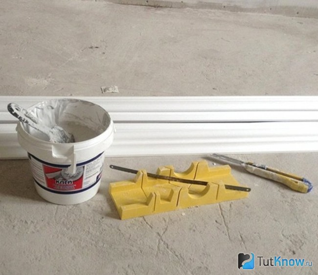 Покраска потолочного плинтуса