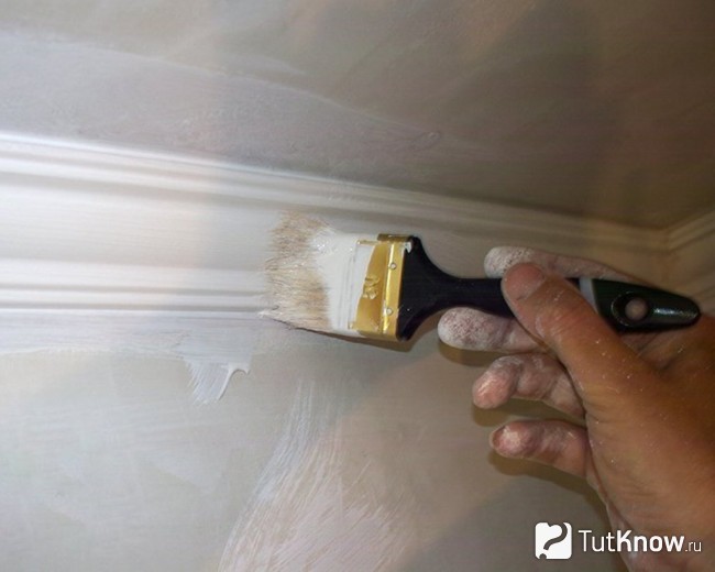 Покраска потолочного плинтуса