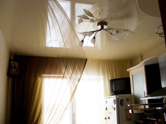 Потолок на маленькой кухне в хрущевке