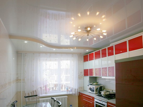 Потолок на маленькой кухне в хрущевке