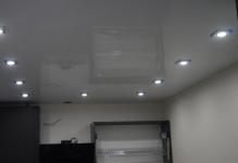 Практичные светильники для натяжных потолков: как выбрать