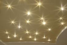 Практичные светильники для натяжных потолков: как выбрать