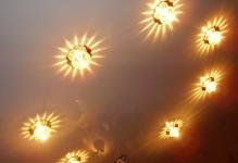 Практичные светильники для натяжных потолков: как выбрать