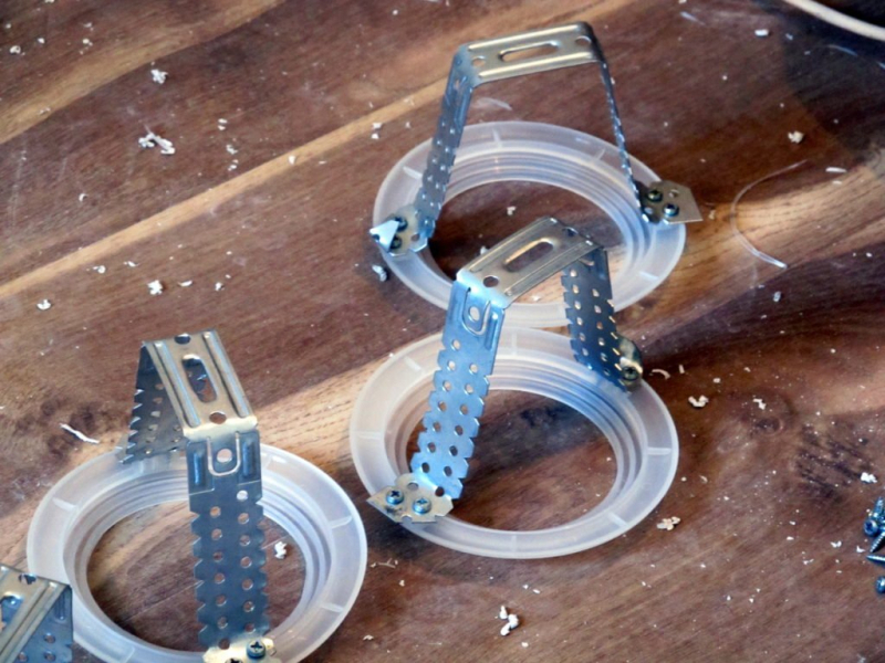 Точечные светильники для натяжных потолков: яркие звезды в безоблачном небе