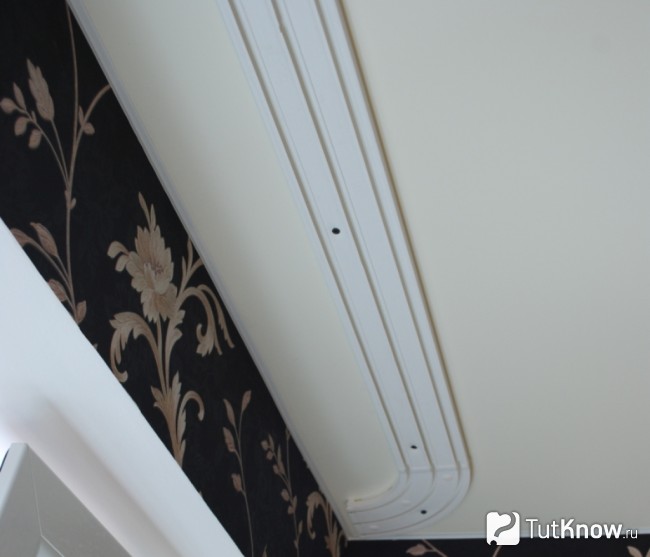Установка карнизов на натяжной потолок
