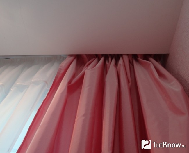 Установка карнизов на натяжной потолок