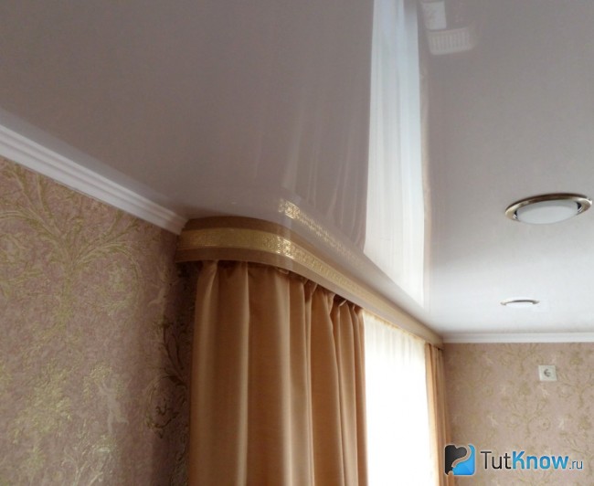 Установка карнизов на натяжной потолок