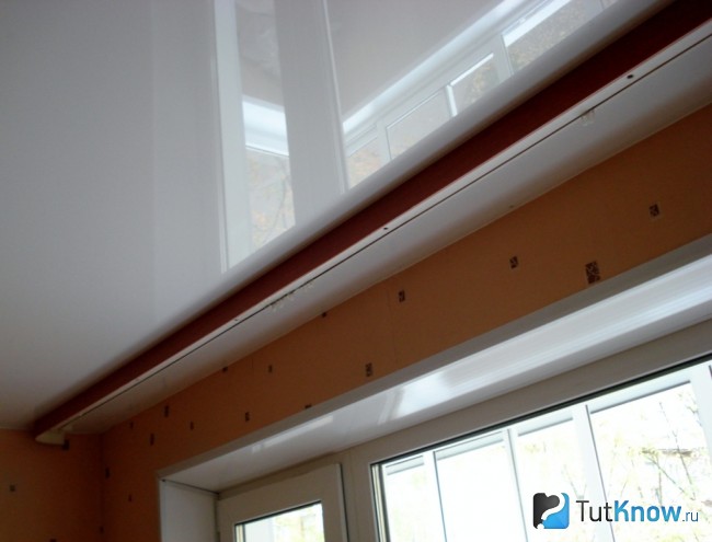 Установка карнизов на натяжной потолок