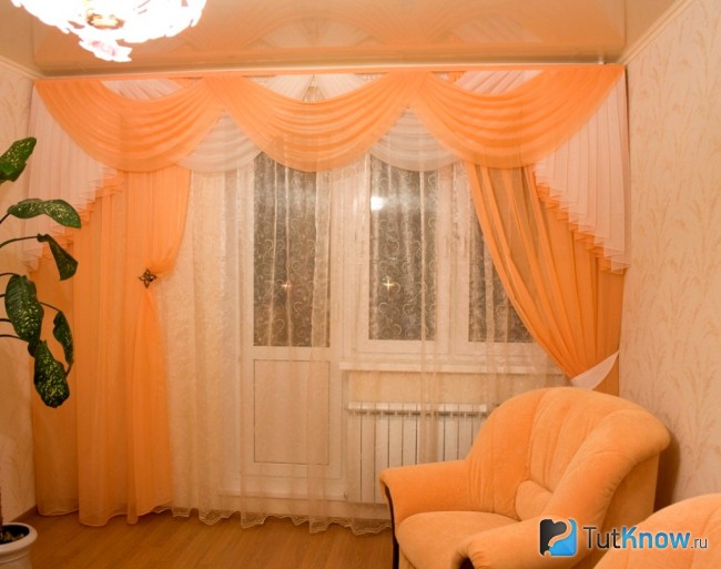 Установка карнизов на натяжной потолок