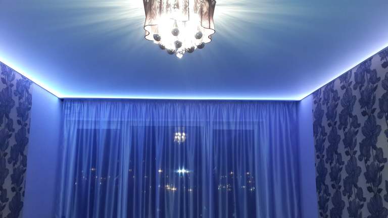 Варианты дизайна карнизов для штор под натяжные потолки