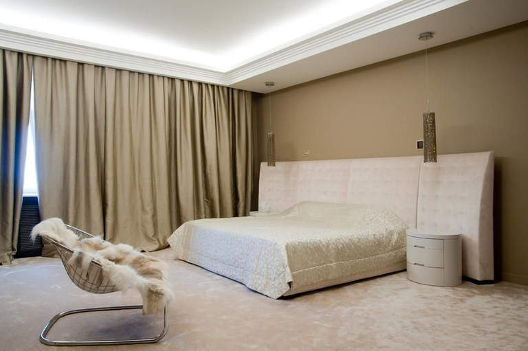 Варианты дизайна карнизов для штор под натяжные потолки