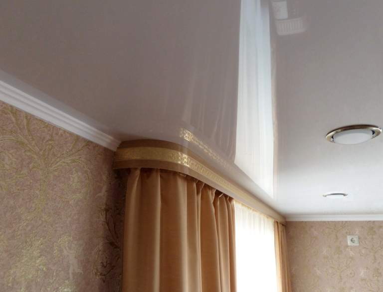 Варианты дизайна карнизов для штор под натяжные потолки