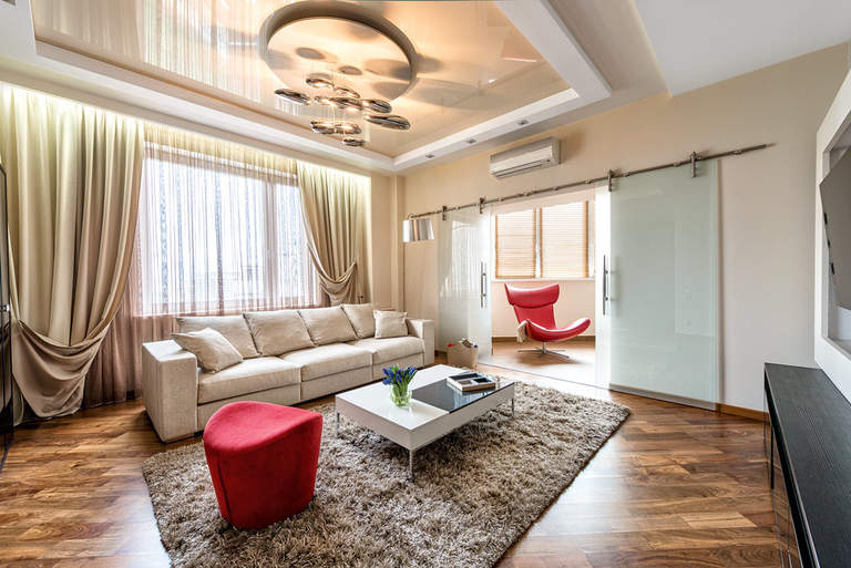 Варианты дизайна карнизов для штор под натяжные потолки