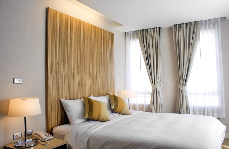 Варианты дизайна карнизов для штор под натяжные потолки