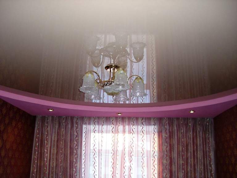 Варианты дизайна карнизов для штор под натяжные потолки