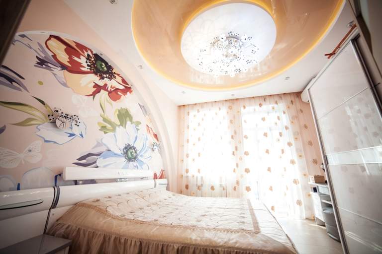 Варианты дизайна карнизов для штор под натяжные потолки