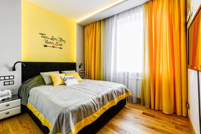 Варианты дизайна карнизов для штор под натяжные потолки