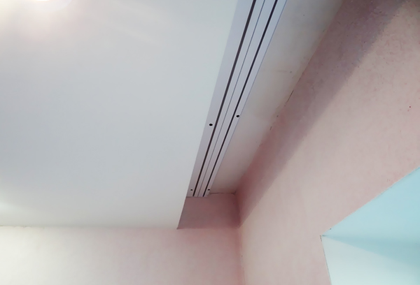 Виды и особенности карнизов для натяжных потолков