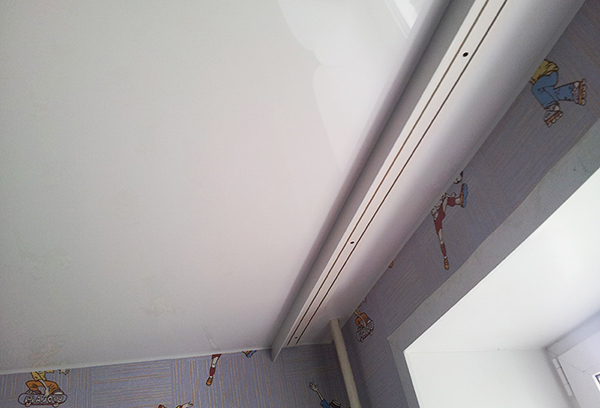 Виды и особенности карнизов для натяжных потолков