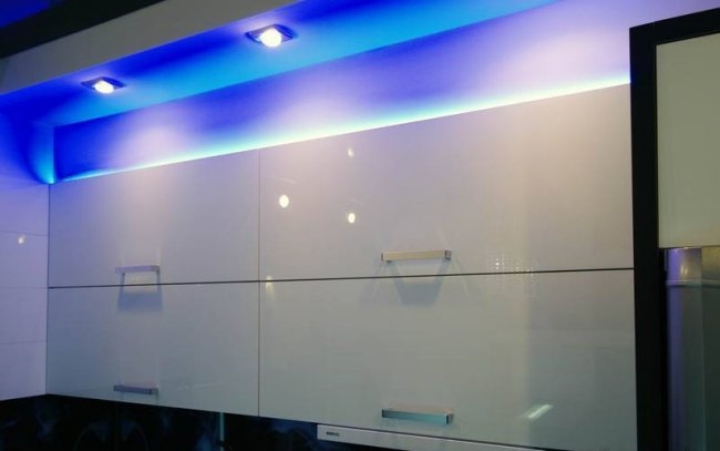 Виды освещения на кухне для натяжного потолка, фото различных светильников