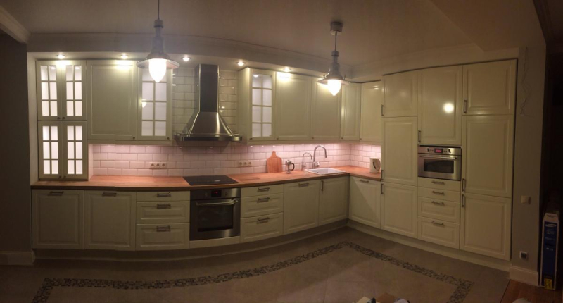 Виды освещения на кухне для натяжного потолка, фото различных светильников