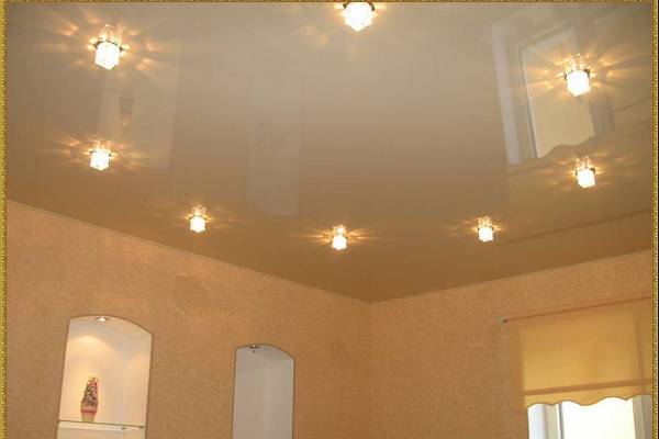 Виды освещения на кухне для натяжного потолка, фото различных светильников