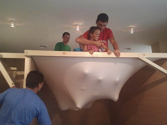 Вредны ли натяжные потолки?