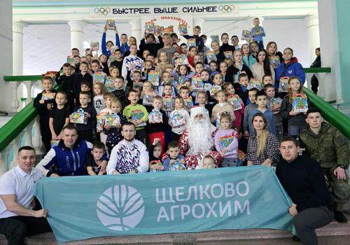 Дед Мороз поздравил наших бойцов и вручил детям из ДНР и ЛНР подарки от &laquo;Щёлково Агрохим&raquo;