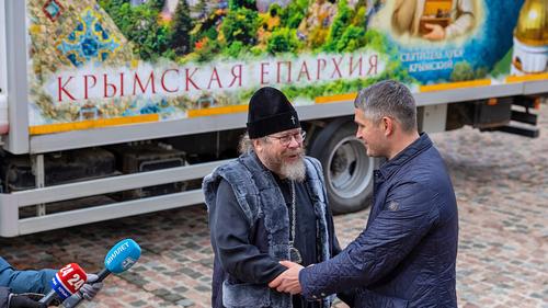 Митрополит Тихон передал в дар, что ему передали в дар