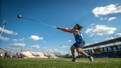 Молот сорвался с руки спортсмена и полетел в зрителей