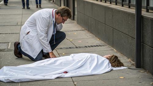 Она умерла то ли отведя ребенка в школу, то ли идя забирать