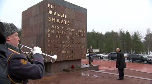 Путин в Петербурге возложил цветы к памятнику &laquo;Рубежный камень&raquo;