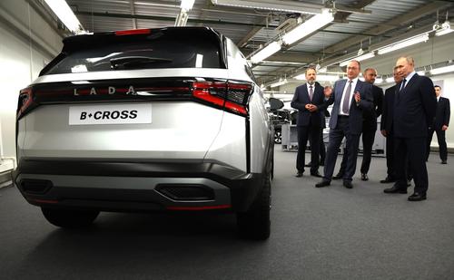 Путин во время посещения завода &laquo;АвтоВАЗ&raquo; оценил машину Lada Aura