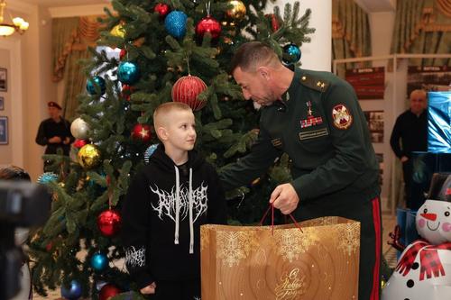 В рамках всероссийской акции &laquo;Елка желаний&raquo; в Росгвардии исполнили мечту пятиклассника из Москвы