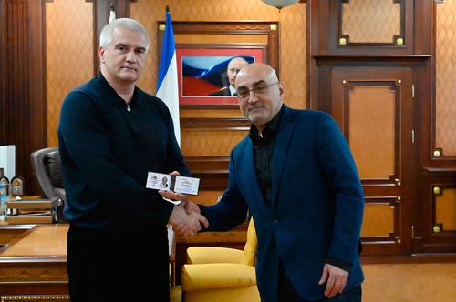 Аксенова просят объяснить, кого он назначает советниками