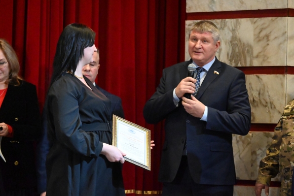 Крымчанку наградили в Москве за поддержку бойцов СВО