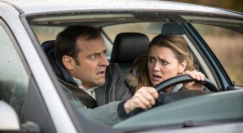 Машина, совершив кувырок через крышу, вылетела с дороги