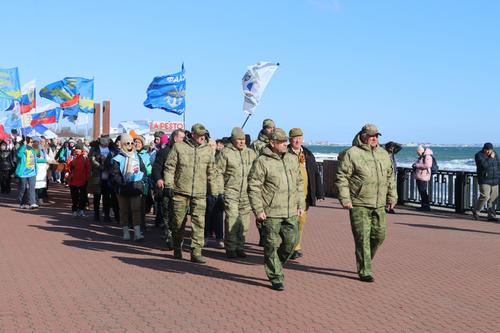 Мэр Феодосии сам в море не полез, но поблагодарил всех за патриотизм