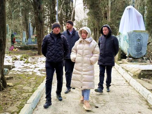 Мэр Ялты присмотрелась к кладбищу
