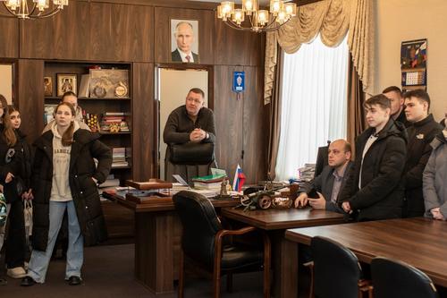 Мэр Симферополя преподал школьникам урок невоспитанности