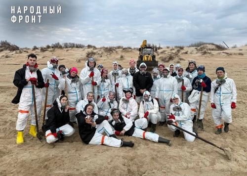 Народный фронт рассказал о волонтёрах, которые помогают в ликвидации последствий разлива мазута в Чёрном море